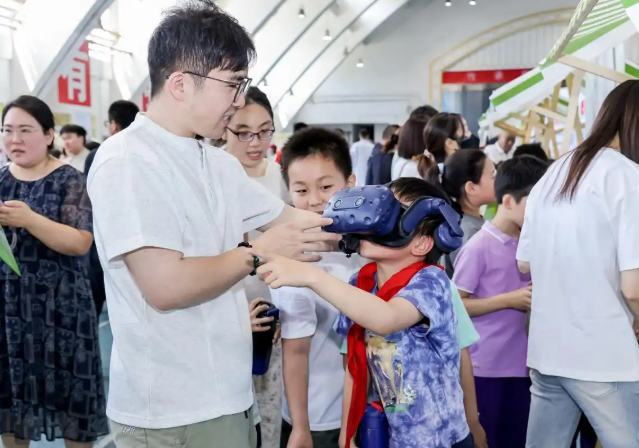 同学们沉浸式体会了一把撕纸插画游戏深受震撼